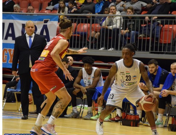 Zsinórban az ötödik győzelem - Az Oroszlány ellen is nyertek a kosarasok         