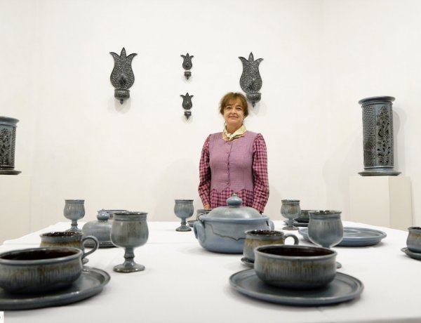 Teríték – Étkészletek, ünnepi díszek a Városi Galériában Szolanics Elvira kiállításán