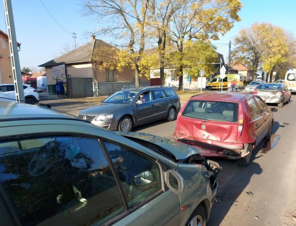 Hármas karambol történt a Rákóczi utcán péntek reggel