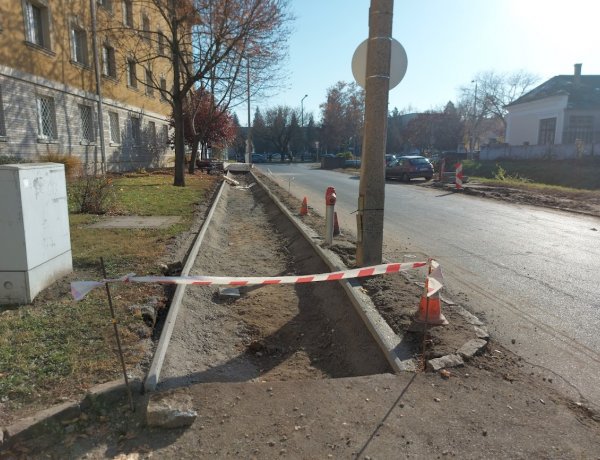 Új járdaszakaszt építenek a Toldi utcán a Malom és a Széchenyi utca között