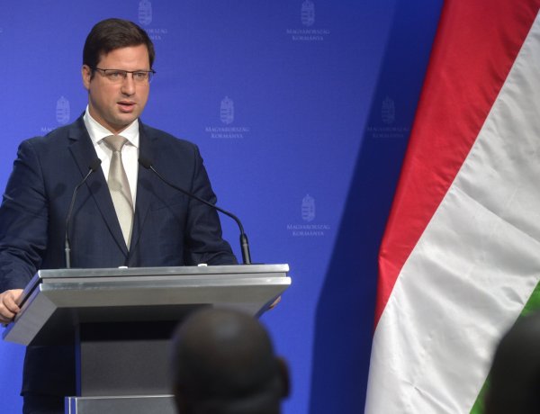 Gulyás Gergely: Zárt térben is kötelező lesz a maszk használata szombattól