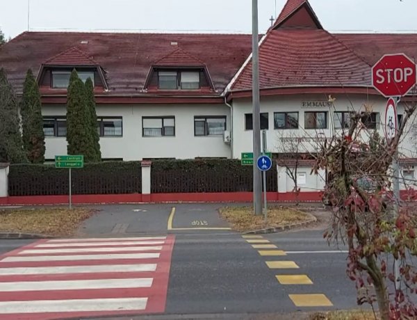 Előzni tilos és 30 km-es sebességkorlátozó táblát helyeztek ki a Korányi Frigyes utca egy részén