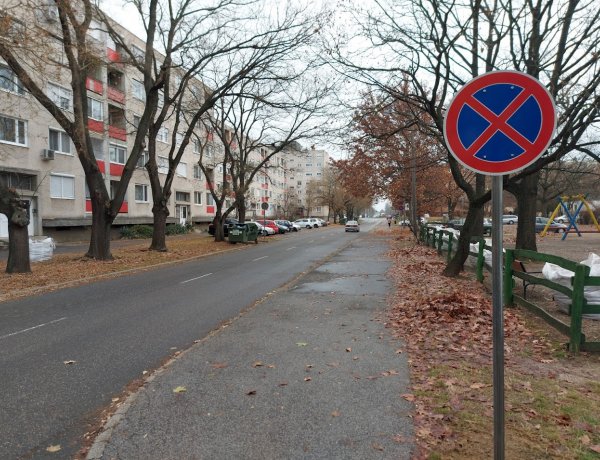 Péntektől megállni tilos táblát helyeztek ki az Ungvár sétány és a Korányi szervizút közötti szakaszon