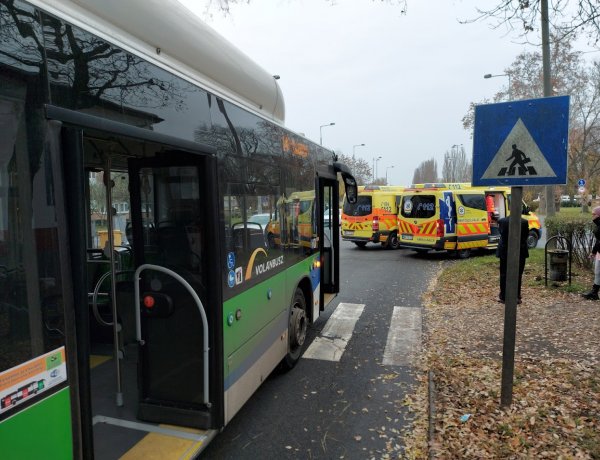 Autóbusz elé hajtott egy kerékpáros, a menetrend szerint haladó buszon négyen megsérültek