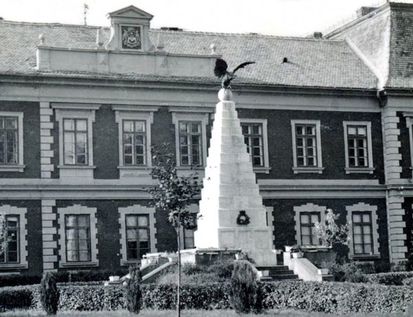 Amiről az utcák mesélnek... - Emlékmű a 14-es huszárok hőseinek