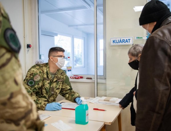 A Magyar Honvédség további katonákat küld a kórházakba az oltási akcióhét idejére