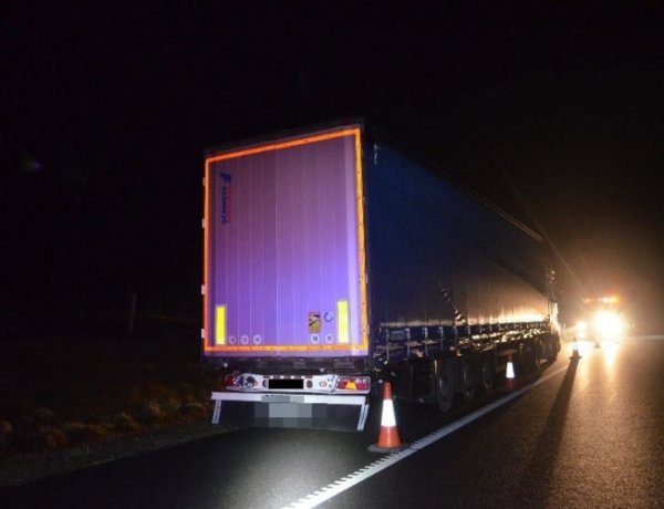 Túlhajtott és megfordult kamionnal az M3-as autópályán