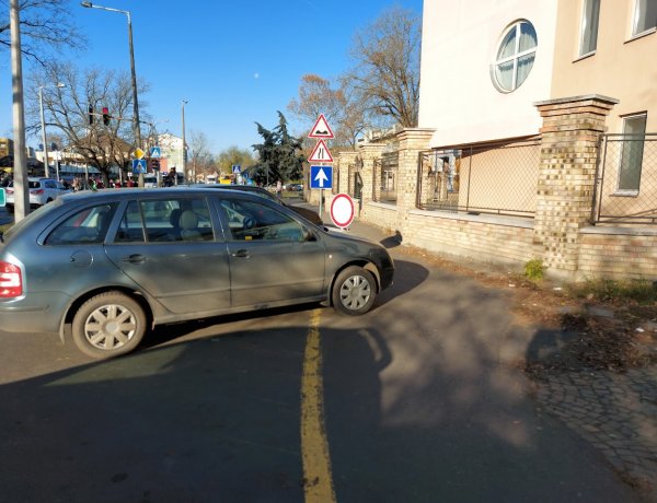 A járványügyi helyzet miatt megnövekedett a forgalom a Jósa András kórház és a Központi orvosi ügyelet előtti útszakaszon