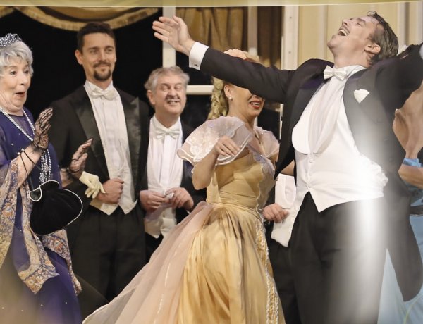 „Pezsgő ma nékünk a császár" – óévbúcsúztató operettgála a VMKK-ban