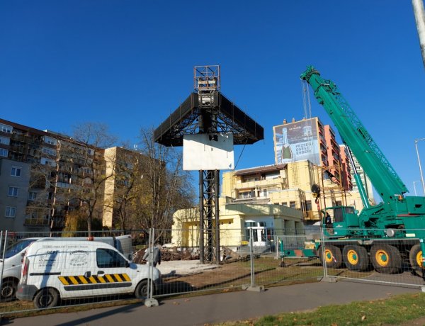 Kedden délután megkezdték a Kossuth utca elején álló fényújság bontását