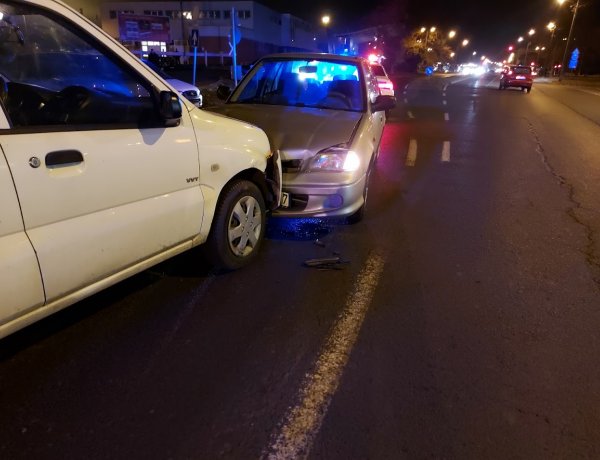 Két autó ütközött frontálisan az Állomás téren