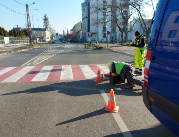 Nyíregyházán megkezdték az okoszebrák karbantartását
