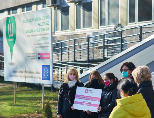 Új, digitális munkaállomás beszerzéséhez adott támogatást az AVON Kozmetikai cég hazai társasága