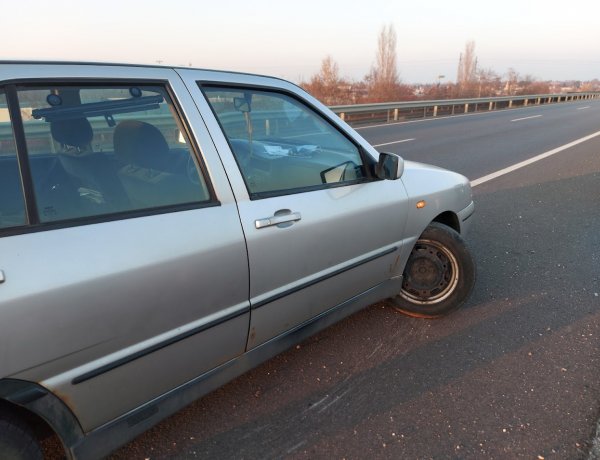 A Debreceni úti felüljárón egy utánfutót vontató gépkocsinak műszaki hiba miatt kitört az első kereke