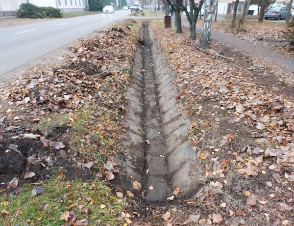 Csapadékelvezető-szikkasztó árkok tisztítását végzik a Váci Mihály utcán