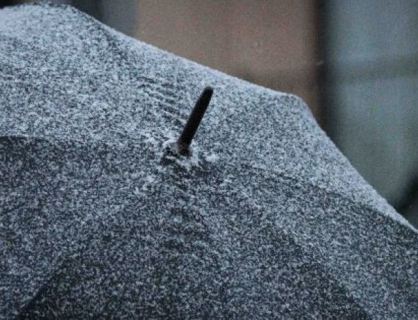 Sapkát, sálat és esernyőt is vigyünk ma magunkkal: eső, havas eső várható