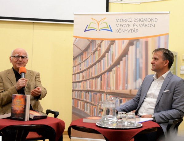 Kísértés vagy belső parancs? - Sikli László önéletrajzi ihletésű regényét mutatták be a könyvtárban