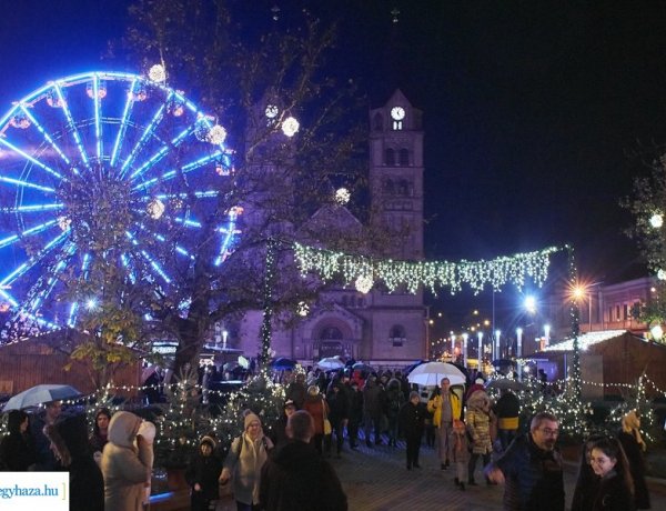 Meggyújtották az első gyertyát a város adventi koszorúján vasárnap délután