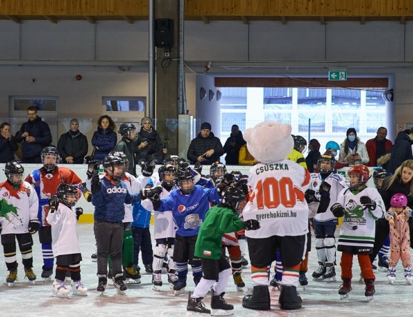 Egyre népszerűbb a gyerekek körében a jégkorong - Válogatott játékosok jártak Nyíregyházán