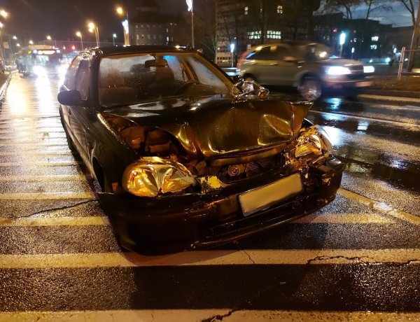 Ráfutásos baleset történt a Kodály Zoltán Általános Iskola előtti zebránál