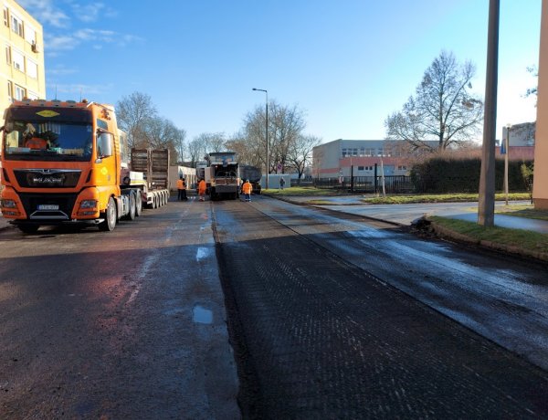 A Tompa Mihály utca 13/a, b, c számú társasházak előtt megkezdték az úttest felmarását