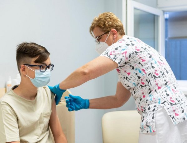 Oltási akció – Már 15 ezer kamasz oltását kérték a szülők