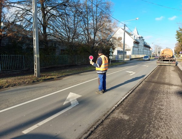 Megkezdődött a Nagyvárad utcán a nagyfelületű útfelújítás 400 méter hosszon