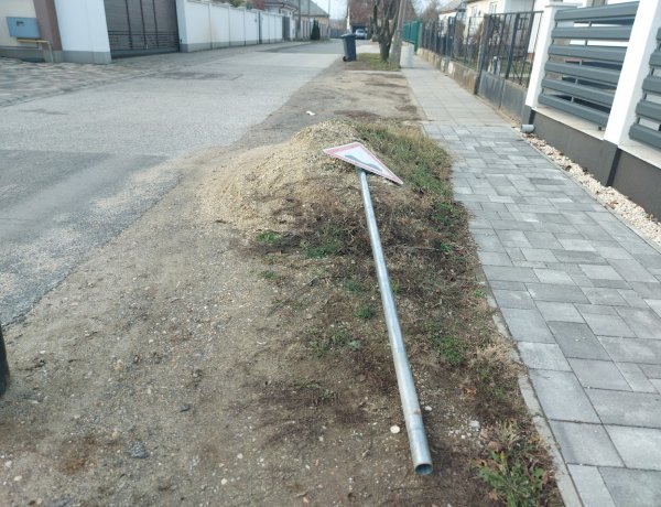 Balesetveszély: kihúztak egy KRESZ-táblát Oroson, a Ragyogó utcán 