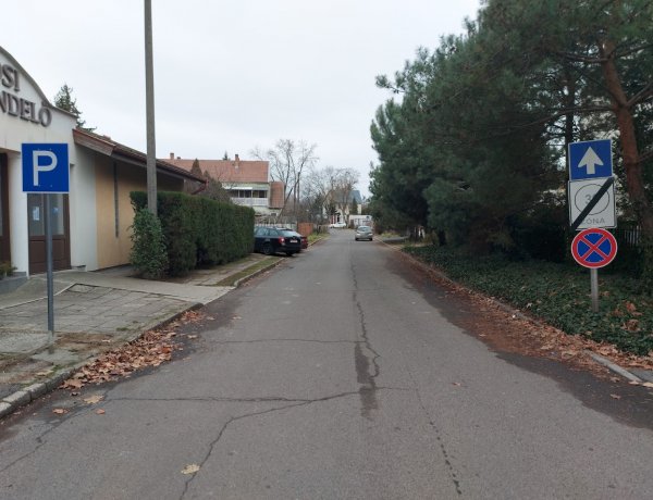 Szerdától csak az utca egyik oldalán szabad parkolni