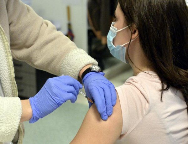 György István: több mint 880 ezer ember vette fel a vakcinát az oltási akcióban