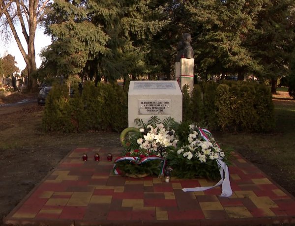 Emlékművet avattak az Északi temetőben – A roma sorozatgyilkosság áldozataira emlékeztek