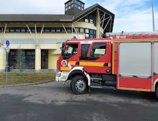 A Hunyadi utca sarkán lévő épületben megszólalt a tűzriasztó, a tűzoltók két kocsival vonultak a helyszínre
