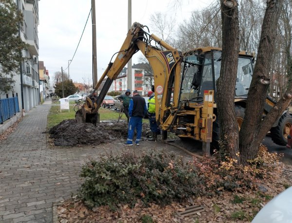 A Hunyadi utcán eltört egy magasnyomású ivóvízcső