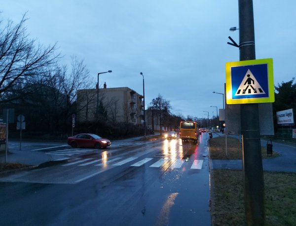 Gyalogosgázolás történt a Sóstói úton, a kijelölt átkelőhelyen