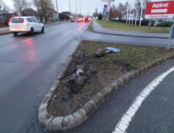 Egy személyautó megcsúszott a László utcán és nekiment az útpadkának, KRESZ-táblát tört