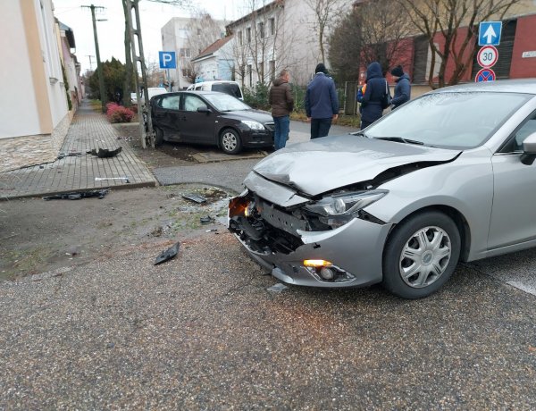 Péntek reggel két autó ütközött a Színház utcánál
