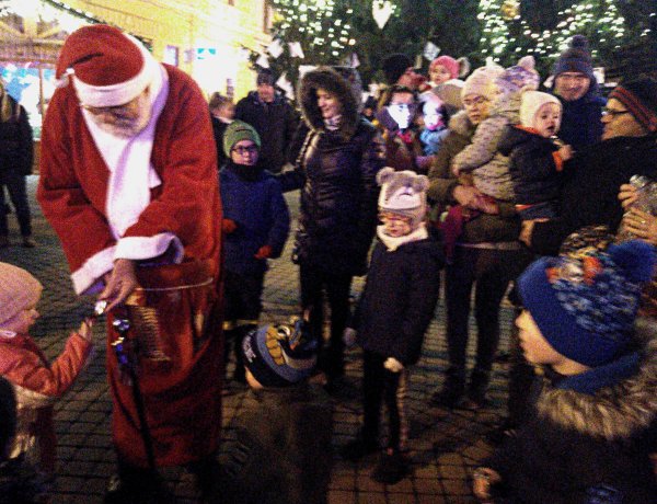 A Kossuth téren tartotta hagyományos karácsonyi ünnepségét a Lengyel-Magyar Dalárda
