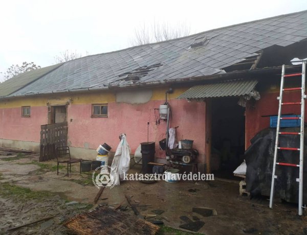 Kigyulladt egy lakóház egyik helyisége és tetőszerkezete Nyíregyháza-Mandabokorban