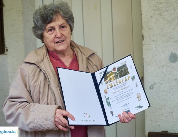 Emléklapot kapott Snekszer Mihályné, az idei karácsonyfa felajánlója