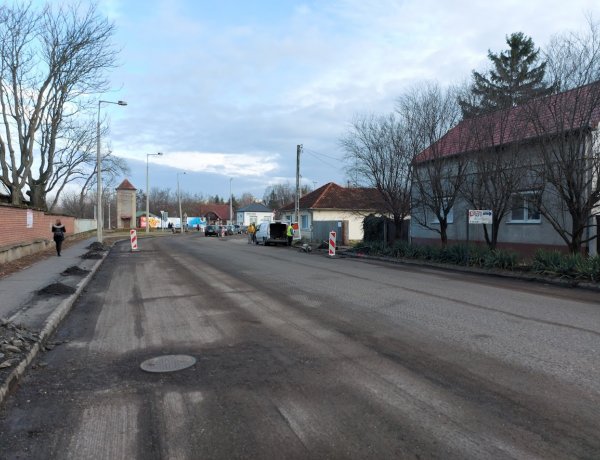 A Nagyvárad utcánál tart az útfelújítás, ahol a csapadékvíz-elvezető rendszer okozott újabb fennakadást