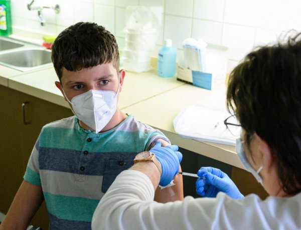 Oltási akció – Már 22 ezer kamasz oltását kérték a szülők