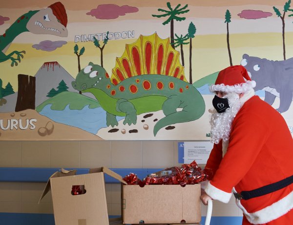 A kórházban járt a Mikulás – Több mint 200 gyereknek vitt meglepetéscsomagot