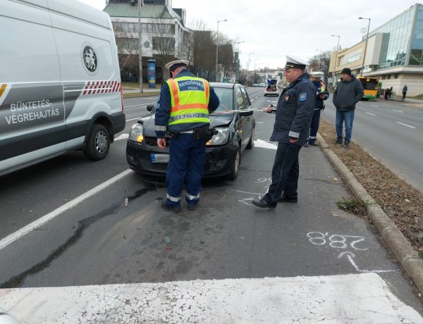 A Vay Ádám körúton ütközött két balra kanyarodó jármű, egy utas megsérült a balesetben