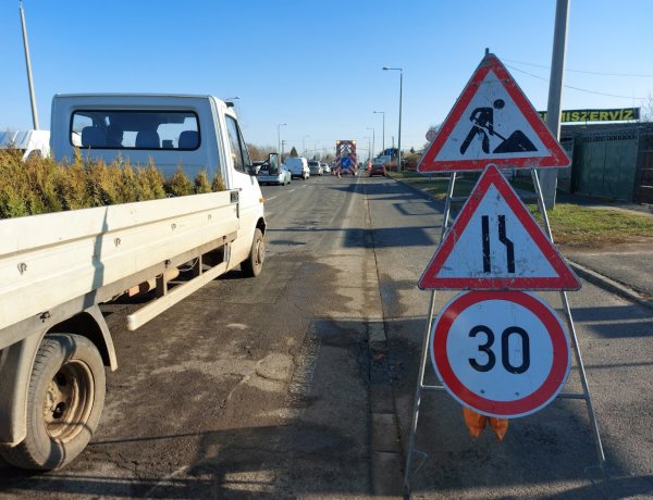 Az Orosi úton megkezdte a Magyar Közút a burkolathibák kijavítását