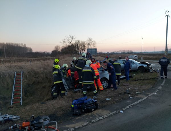 Súlyos baleset – A 4-es számú főútvonalon ütközött két személyautó