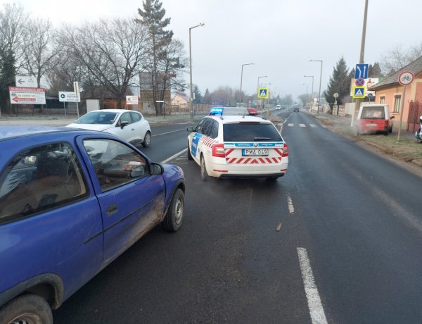 A Derkovits utca és a Tiszavasvári út kereszteződésében két személyautó ütközött