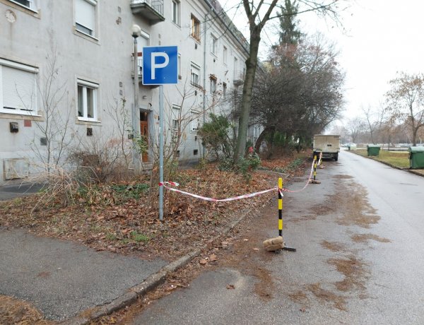 A Toldi utcán a parkosítási munkálatok idejére a parkoló és a forgalmi sáv egy része el van kerítve