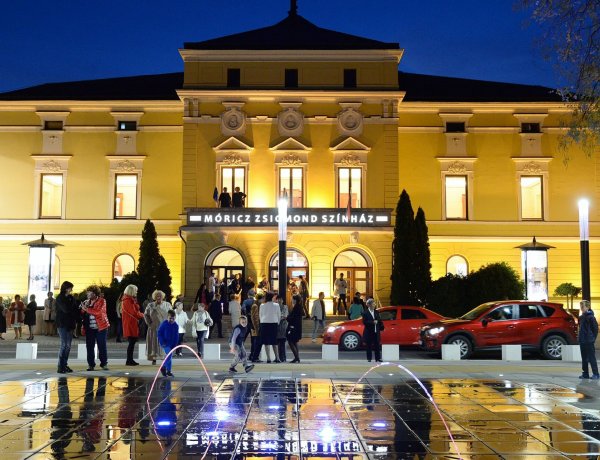 Mozgalmasak a mindennapok a Móricz Zsigmond Színházban: a teátrum igazgatójával, Kirják Róberttel beszélgettünk a Szieszta Pluszban
