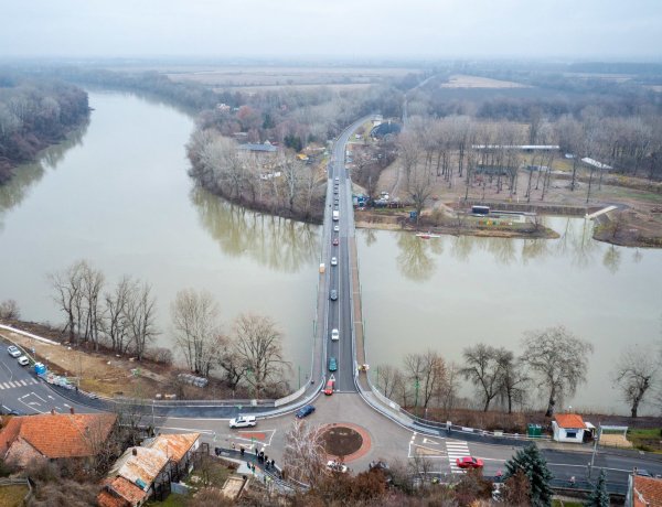 Átadták a forgalomnak a tokaji Tisza-hidat