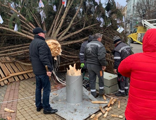 A viharos erejű szél kidöntötte a Kossuth téren a karácsonyfát - Tart a helyreállítása